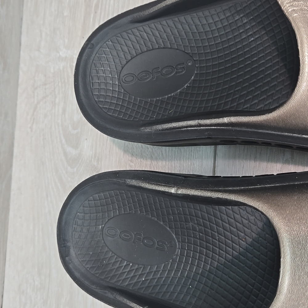 OOFOS Metallic Silver Slide Clogs - Picture 4 of 11